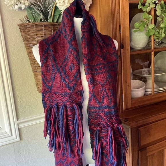 BCBGeneration New Fringe Neck 🧣 - Picture 6 of 13